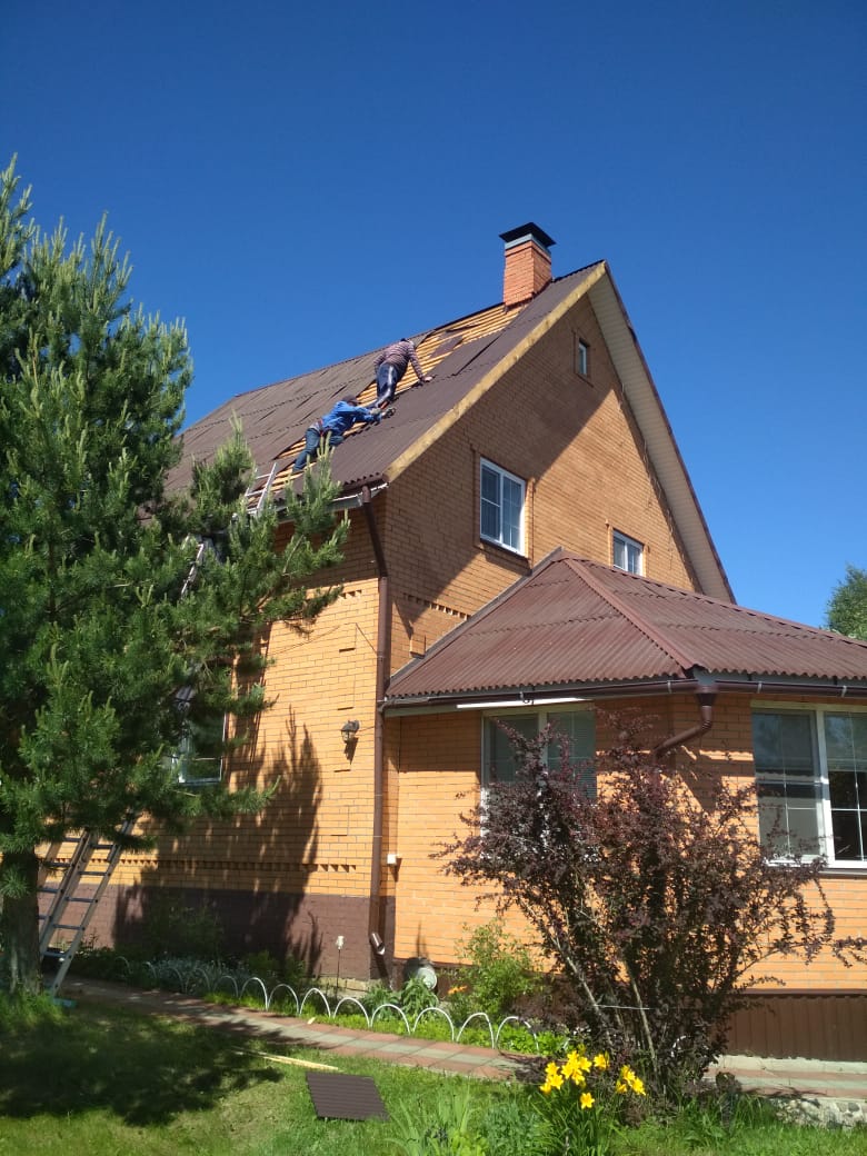 Замена старой кровли из ондулина на новую.